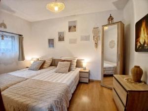 LiszkiにあるEleonor Accommodationのベッド2台と大きな鏡のある寝室 +18枚の写真