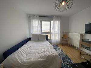 En eller flere senge i et værelse på BLUE By Dream Apartments