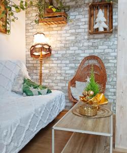 LiszkiにあるEleonor Accommodationのベッドとコーヒーテーブルのあるリビングルーム