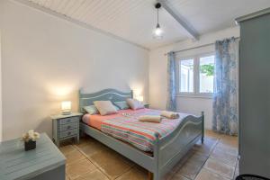 een slaapkamer met een bed en een raam bij Su Marconi Home- Alghero in Alghero