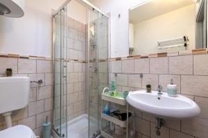 een badkamer met douche, wastafel en toilet bij Su Marconi Home- Alghero in Alghero +30 foto's