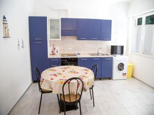 Køkken eller tekøkken på Comfy accommodation with balcony + 13 billeder