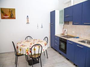 Køkken eller tekøkken på Comfy accommodation with balcony