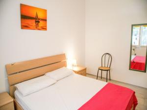 En eller flere senge i et værelse på Comfy accommodation with balcony