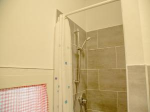 Et badeværelse på Comfy accommodation with balcony