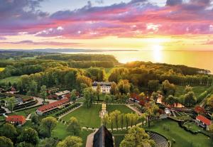 WeißenhausWeissenhaus Private Nature Luxury Resort的享有小镇的空中美景和日落美景