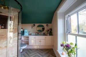 Kuchyň nebo kuchyňský kout v ubytování Characterful 5 Bedroom Country Retreat + 49 fotografií