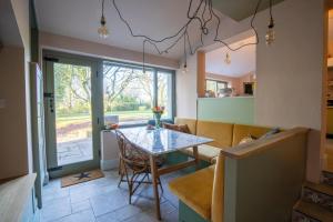 Posezení v ubytování Characterful 5 Bedroom Country Retreat