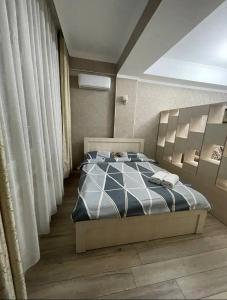 En eller flere senge i et værelse på Osh apartment