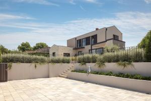 Budova, kde se vila nachází