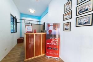 um quarto com um balcão e quadros na parede em RedDoorz Premium @ Casa Ghilda Resort Olongapo City em Santa Rita