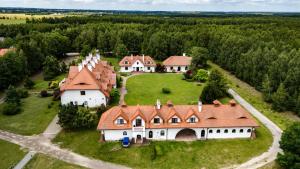 una vista aerea di una grande casa con tetti rossi di Pokoje w ,,Stajni ,, a Niemce