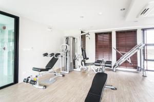 Fitness centrum a/nebo fitness zařízení v ubytování 6th Avenue Surin by Lofty