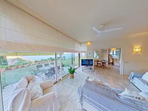 d'un salon avec un mobilier blanc et une vue sur l'océan. dans l'établissement Premium Habitat Les Villes, à Arenys de Mar