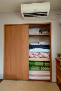 Zimmer mit einem Schrank und einem Ventilator in der Unterkunft Otsuki in Oishi