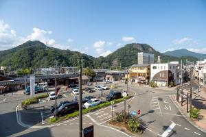 eine Stadt mit Autos auf einem Parkplatz in der Unterkunft Otsuki in Oishi