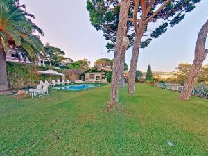 une cour avec une piscine et des arbres dans l'établissement Premium Habitat Les Villes, à Arenys de Mar 42 autres photos