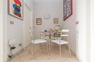 Un comedor con mesa y sillas en Angelica House, en Milán 13 fotos más
