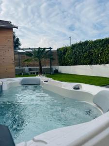 L'Emeraude في سانت هيربلان: مسبح في ساحه بها