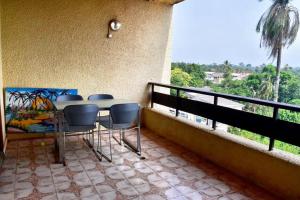 uma mesa e cadeiras em uma varanda com vista em Kribi Host em Kribi