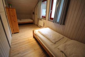 una piccola camera da letto con un letto e una finestra di Wildgans 86 a Mirow