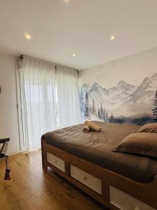 L'Emeraude في سانت هيربلان: غرفة نوم بسرير جداري جبلي على الحائط +46 صورة