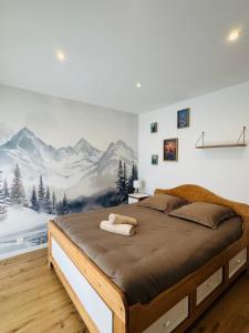 L'Emeraude في سانت هيربلان: غرفة نوم بسرير جداري جبلي على الحائط