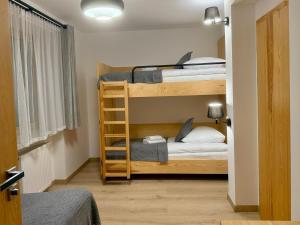 En eller flere senge i et værelse på Bella Monte