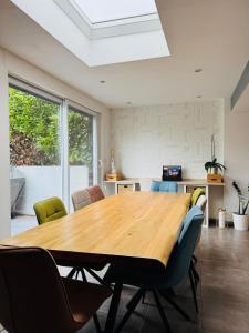 L'Emeraude في سانت هيربلان: غرفة طعام مع طاولة وكراسي خشبية