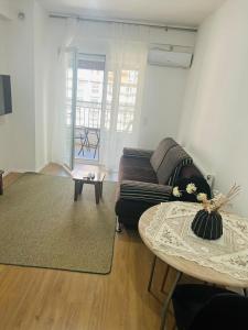 een woonkamer met een bank en een tafel bij Prizren Corner in Prizren