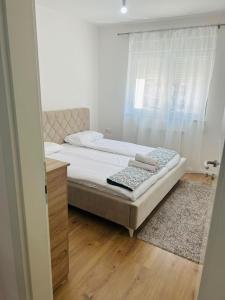 een kleine slaapkamer met een bed en een raam bij Prizren Corner in Prizren