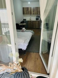 een kamer met een bed en een keuken bij Prizren Corner in Prizren +2 foto's