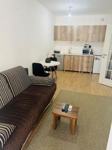 een woonkamer met een bank en een tafel bij Prizren Corner in Prizren