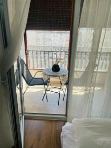 een kamer met een tafel en een stoel op een balkon bij Prizren Corner in Prizren