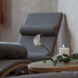una mesa con una vela y una flor en ella en Hotel Andreas Hofer, en Sankt Leonhard im Pitztal 58 fotos más