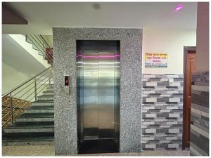 Ảnh trong thư viện ảnh của Hotel G- Arati Residency Near Sea Beach - Railway Station Digha - Parking- Lift and Restaurant Facilities Fully Air Conditioning Premium Hotel- Best Premium Hotel ở Digha +16 ảnh