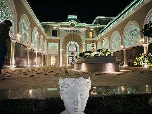 a building with a statue in the middle of a courtyard at The Sterling Resort in Bhawānīgarh
