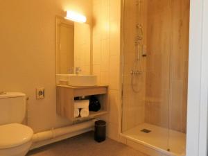 Un baño con ducha, inodoro y lavabo. en SOWELL Family La Lauzière, en Aime La Plagne 111 fotos más