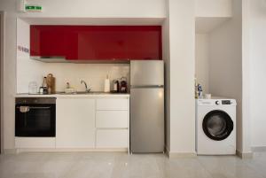 Luxury Kingbed Studio - Estia Premium Apartments في سلانيك: مطبخ مع ثلاجة وغسالة ملابس