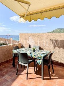 un tavolo e sedie su un patio con vista sull'oceano di Fortuna a Campese