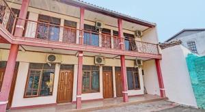 Un edificio con un balcón en la parte superior. en Hotel O Fj Guest House, en Sayang 43 fotos más