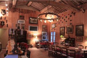 Et tv og/eller underholdning på Studio Ouest - Chambre avec vue vignoble - Domaine viticole Château Barbebelle Rognes - Proche d'Aix-en-Provence