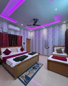 Giường trong phòng chung tại Hotel Vijay Palace- Near Ram Mandir Ayodhya