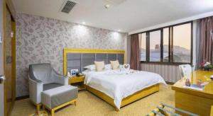 Giường trong phòng chung tại Xiamen Plaza Hotel +242 ảnh