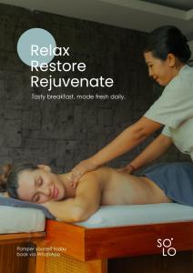 una donna che riceve un ringiovanimento di riferimento posteriore su un letto di Roomates Hostel Canggu by Ini Vie Hospitality a Canggu