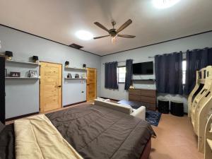 Giường trong phòng chung tại SaensukStay