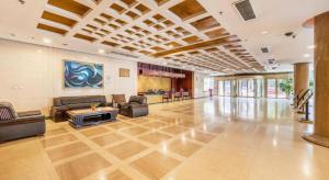 um grande átrio com sofás e uma mesa num edifício em Xian Union Alliance Atravis Executive Hotel em Xian