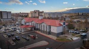 Una vista aérea de un estacionamiento con un edificio. en AmericInn by Wyndham Denver Airport, en Denver