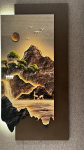 Una imagen de una pintura de animales en el agua. en Amaris Hotel, en Barka