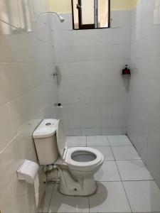 迪亚尼海滩Malaika Gardens resort的带马桶和窗户的白色浴室